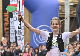 Malen Osa, a su llegada a meta de la Zegama - Aizkorri con la ikurriña.