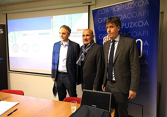 Luis Fabra, director Catedra Mercados Inmobiliario; José Luis Polo, presidente del Colegio de APIS de Gipuzkoa; y Mikel Urkola, director general de Gipuzkoa del Banco Sabadell, en la presentación del informe de esta mañana.