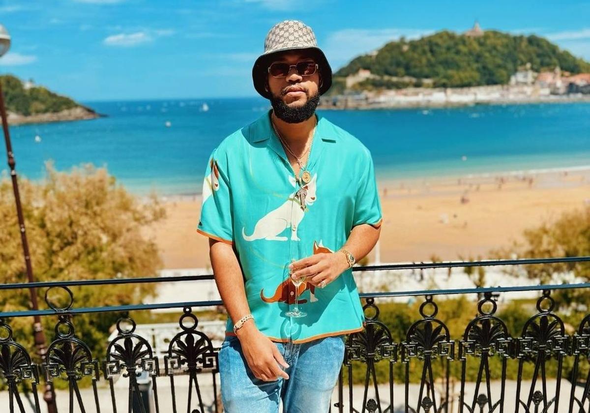 El hermano de Rihanna, Rorrey Fenty, disfrutando de las vistas de la bahía de La Concha este fin de semana en San Sebastián.