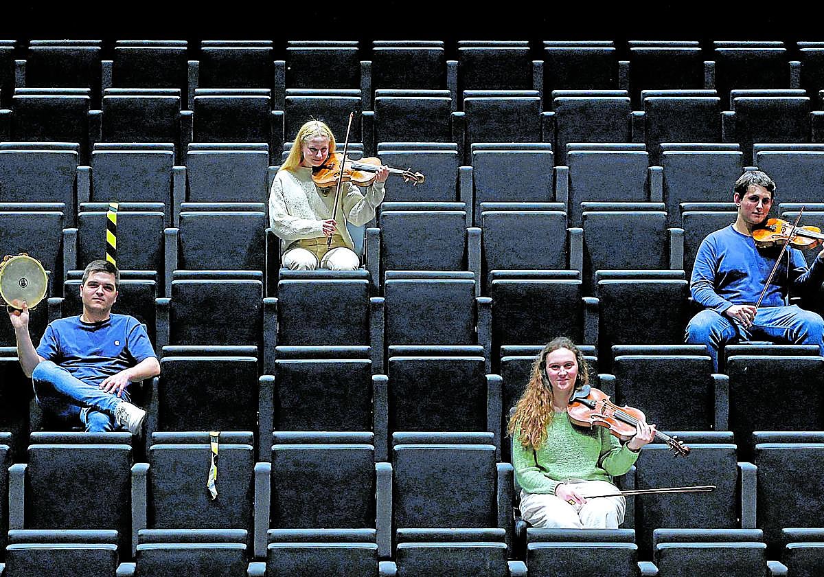 Listos para tocar. Aitor Zabala, Izaro Villoria, Aitziber Esuain y Ander Bruschi.