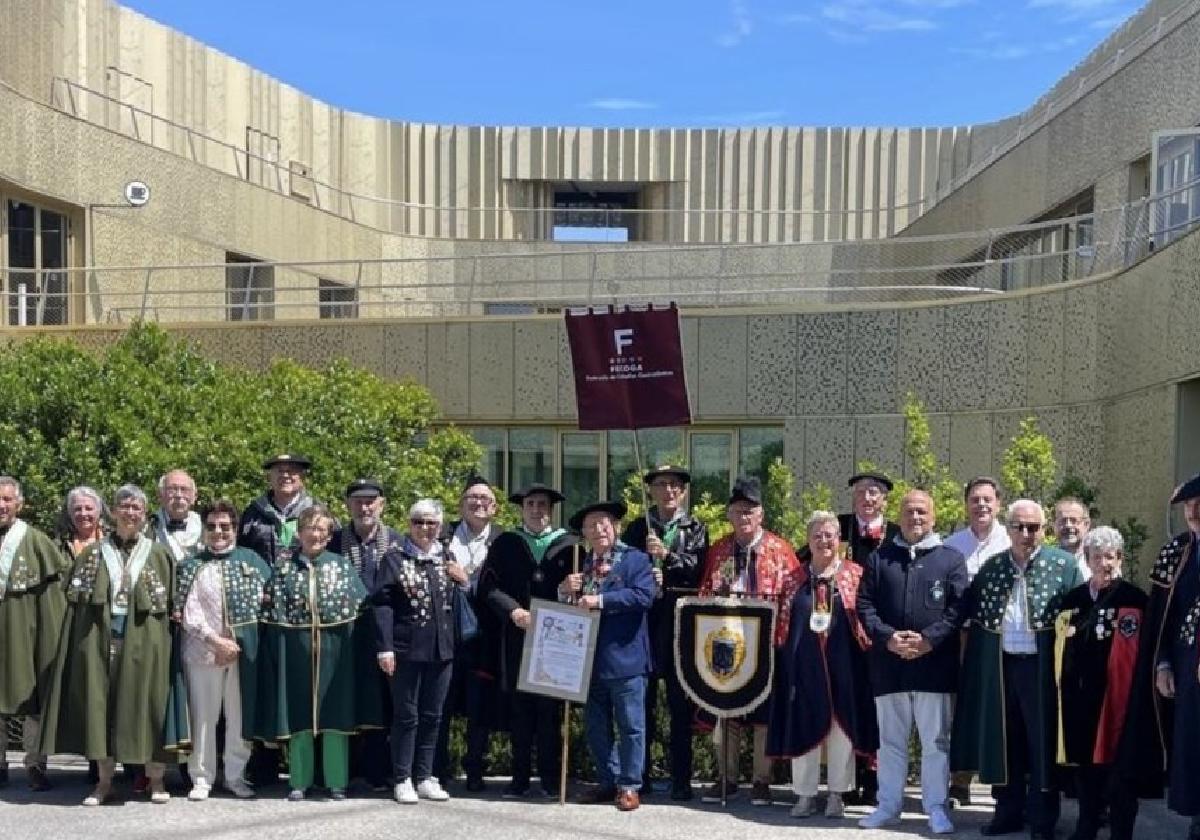 Los representantes de las diferentes cofradías gastronómicas que participaron en la Asamblea General posan en el Basque Culinary Center.