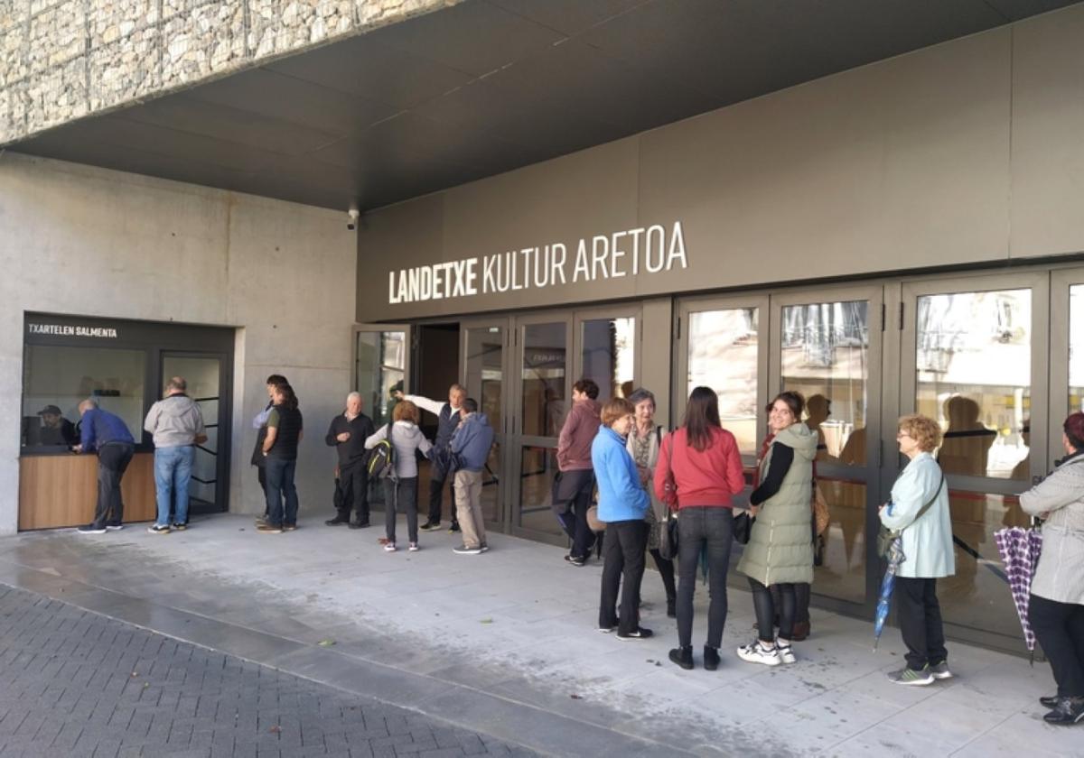 Ciudadanos guardan cola ante la taquilla de Landetxe.