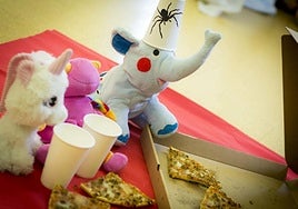 Dos divertidas instantáneas de la última 'fiesta de pijamas' para peluches celebrada en 2018 en la Biblioteca Infantil con notable éxito.