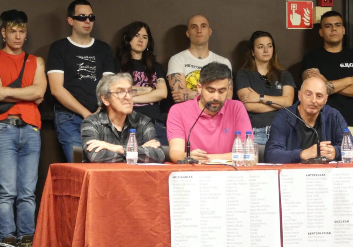 Iosu Zabala, Hedoi Etxarte y Patxi Ardanaz 'Poio' han presentado el documento firmado por 150 artistas