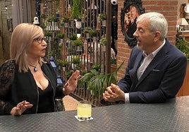 Ana, junto a Carlos Sobera en el restaurante de First Dates.