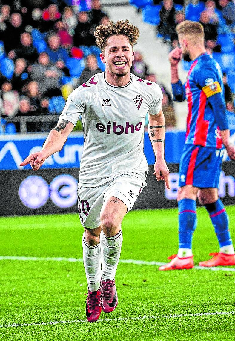 Mario Soriano celebra su último gol, frente al Huesca.