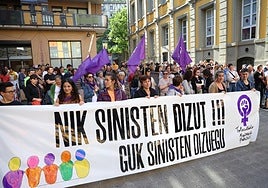 Cabecera de la concentración convocada por el movimiento feminista de Tolosaldea.
