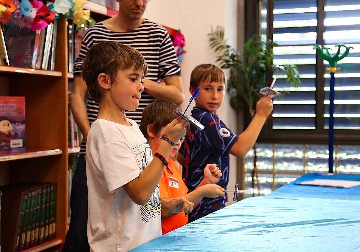 Algunos de los niños que participaron en el torneo giran el casete con bolis Bic.