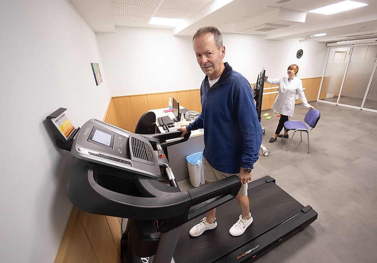 Iñaki Lapazarán, en una sesión de rehabilitación en el gimnasio de la asociación de esclerosis múltiple de Gipuzkoa Ademgi, en Intxaurrondo.