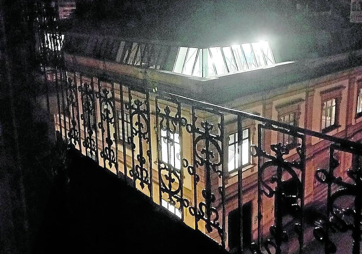 María, una vecina de la Parte Vieja, envía la siguiente denuncia: «El interior del edificio de la Bretxa (Pescadería) ha permanecido iluminado durante todo el fin de semana a pesar de estar cerrado y sin actividad». La foto fue tomada en la madrugada del domingo y, según indica, «no es la primera vez» que sucede.