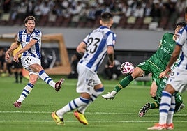 Disparo de Urko González de Zárate que se ha convertido en el primer gol del partido.