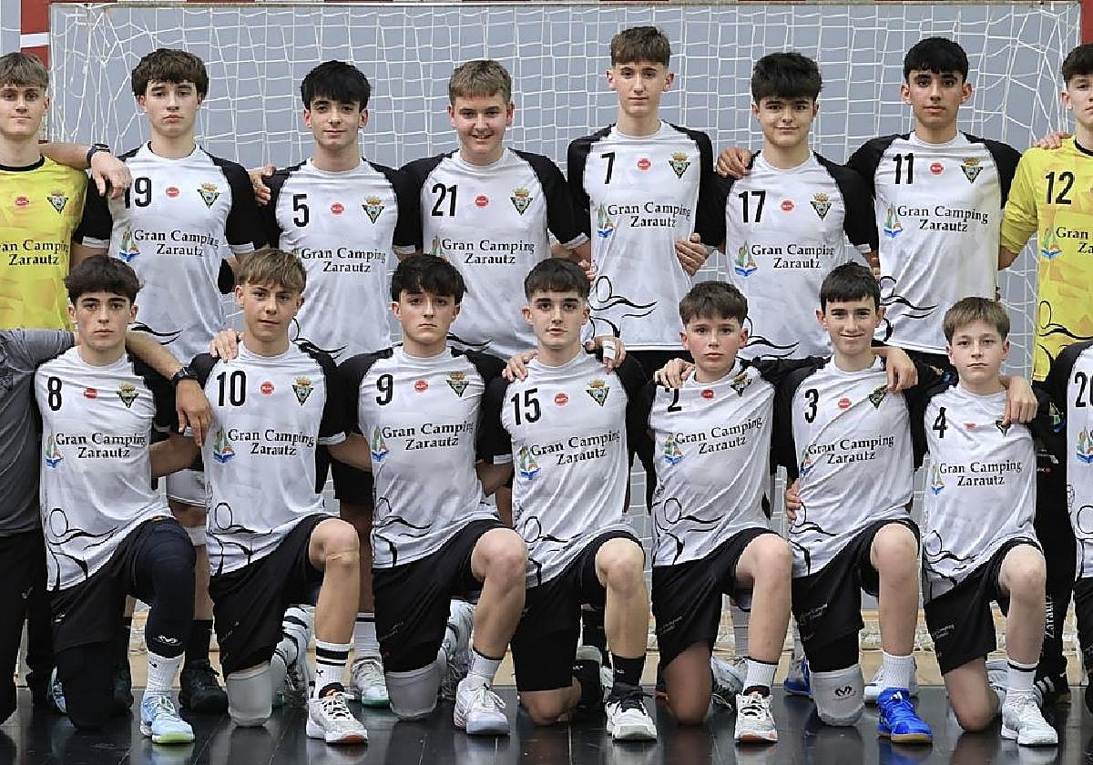 Este es el equipo dirigido por Asier Urbitarte y Joselu Etxeberria que ha vuelto a dar una gran alegría a la afición zarauztarra ganando su Fase Sector en casa.