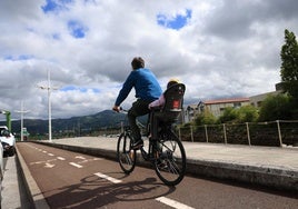 Un padre circula en bici con su hija por un bidegorri de Hondarribia, ayer por la tarde.