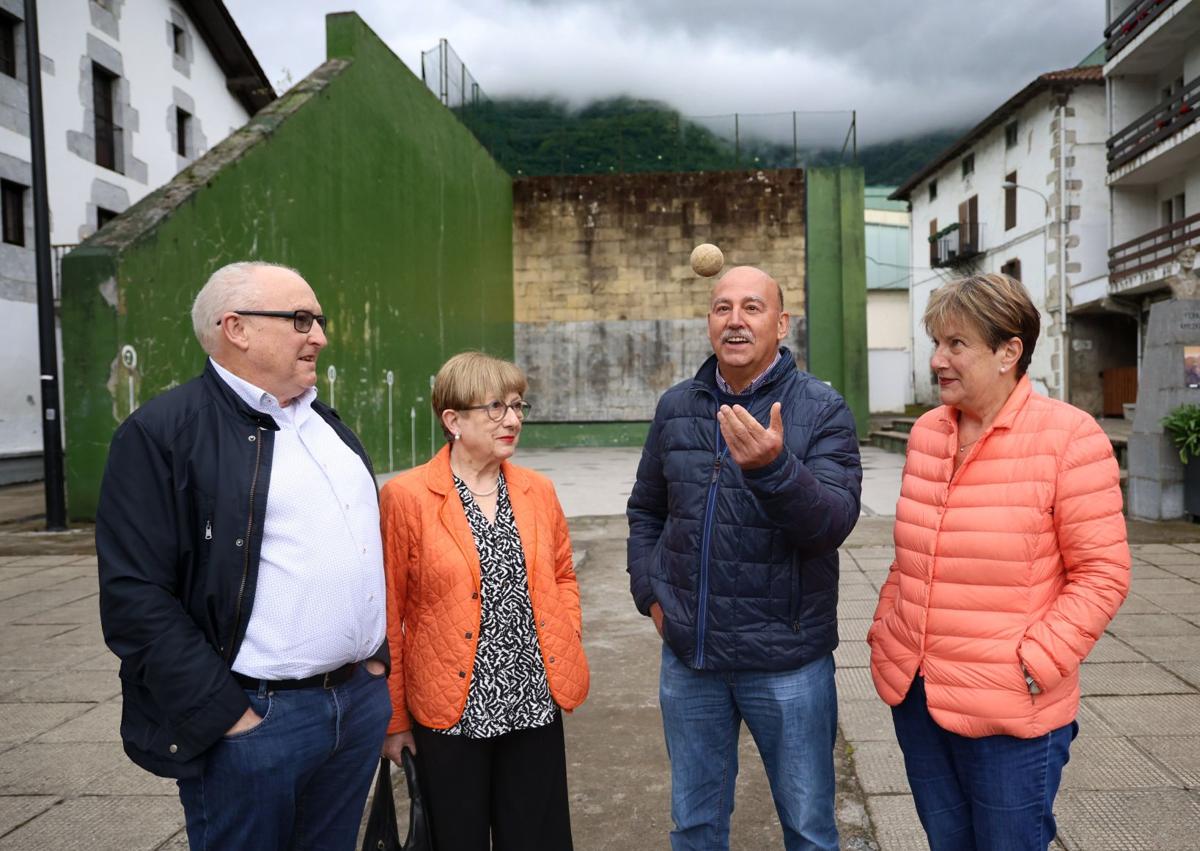 Imagen secundaria 1 - Anjeli Lizarribar, Eba Aramendi e Iñaki y Xalton Zabala en Amezketa.