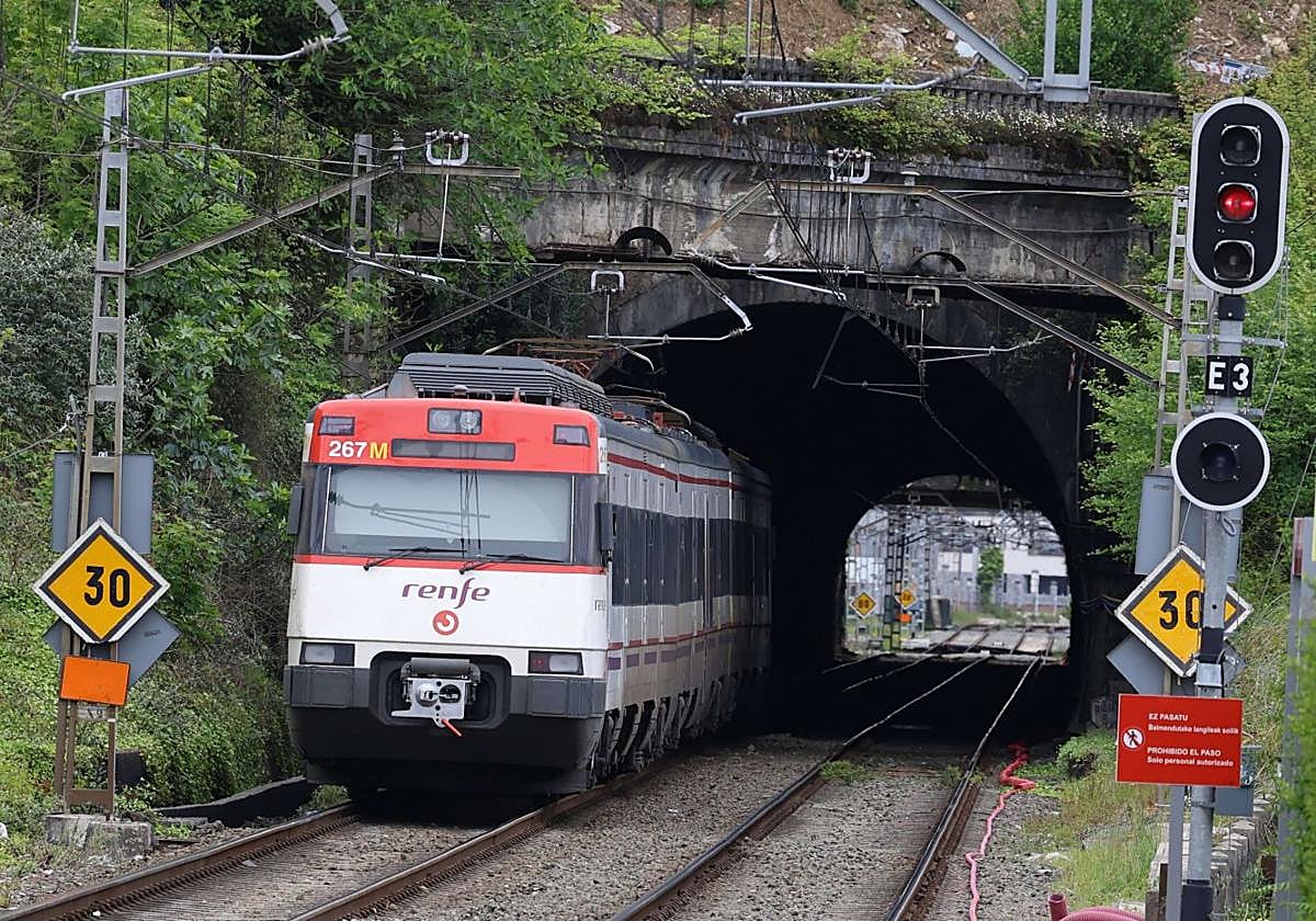Un tren de Cercanías de Renfe pasa por el túnel de Loiola, en Donostia, el próximo que Adif debe ampliar para adaptarlo al TAV.