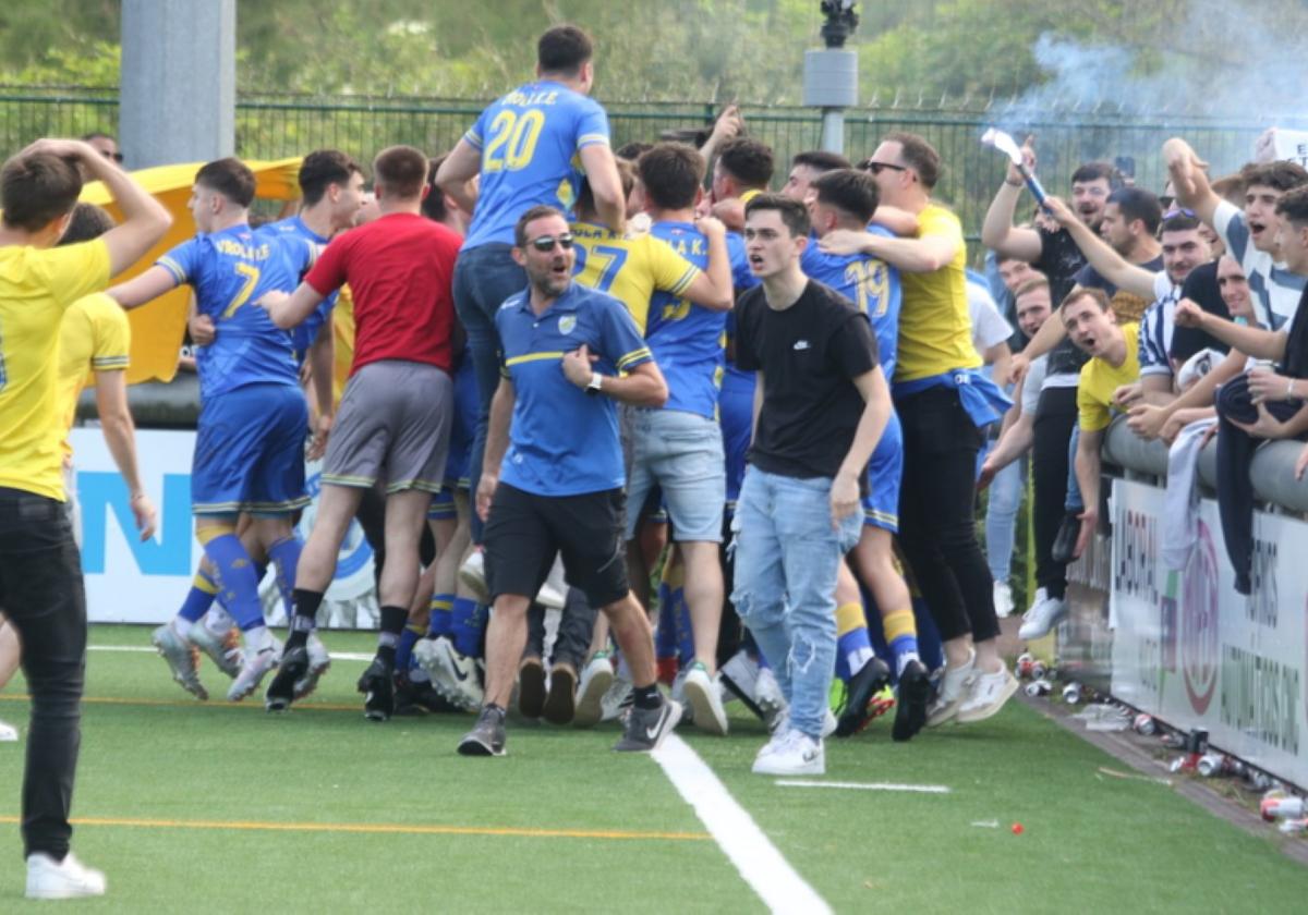 Los jugadores del Urola celebrando la victoria junto a su afición.