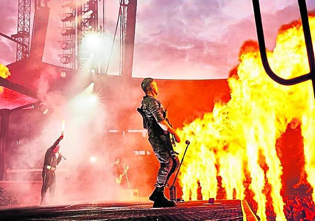 Imagen de uno de los conciertos de la actual gira de Rammstein, con su gran espectáculo pirotécnico.