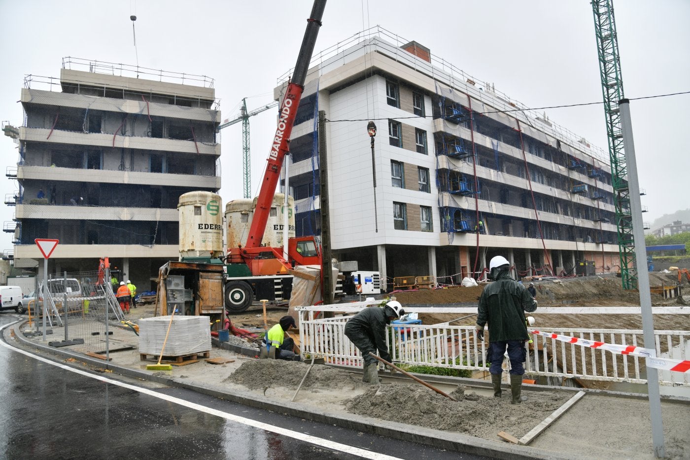Varios obreros trabajan en las inmediaciones de un barrio de varios edificios que se está edificando a la entrada de Zarautz, cerca del acceso al peaje de la AP-8.
