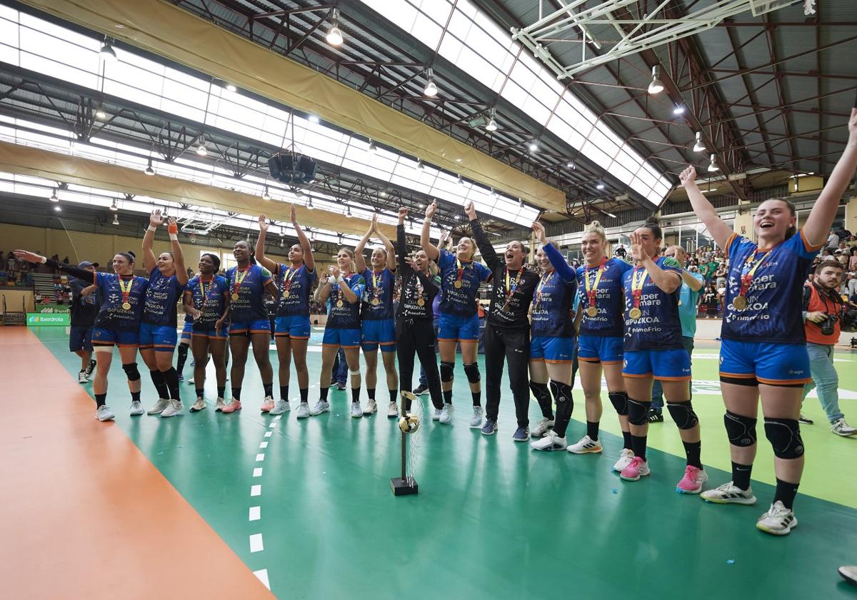 Las jugadoras de Super Amara Bera Bera se dirigen hacia la afición donostiarra en Elche para agradecerles su apoyo.