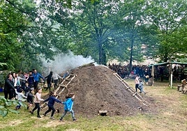 Animado pasacalles inaugural de las familias que han participado en el proyecto etnográfico acompañadas al txistu por Osinaga.