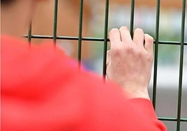 Un menor víctima de 'bullying' se asoma a un patio escolar de Gipuzkoa