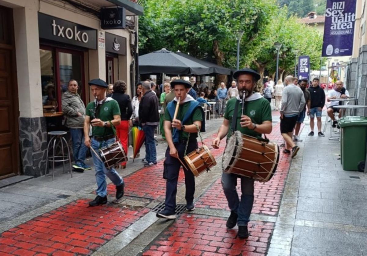 Txistulariak Soraluzeko erdigunea alaitzen, herriko jaietan.