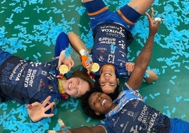 Malena Cavo, Laura Hernández y Mariane Fernandes sobre la pista del Esperanza Lag el sábado con sus medallas de campeonas.