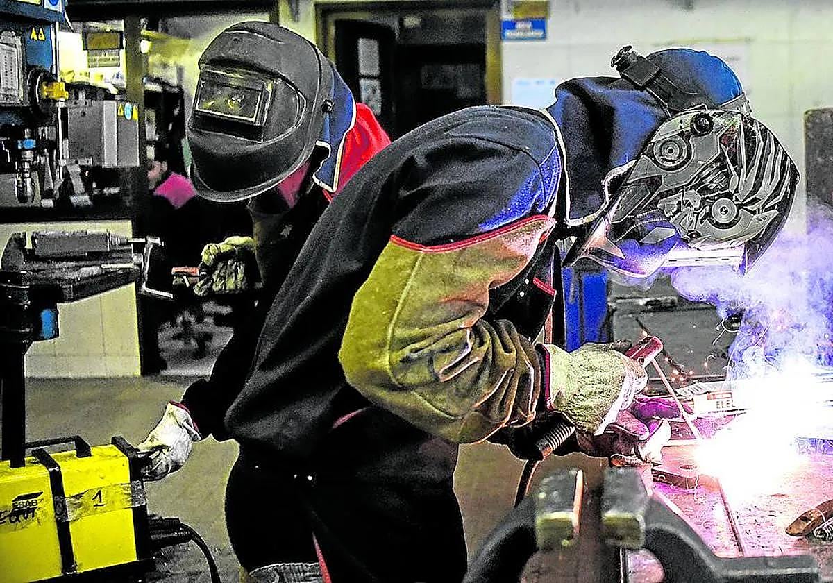 Alumnos de FP trabajan en uno de los talleres de soldadura.