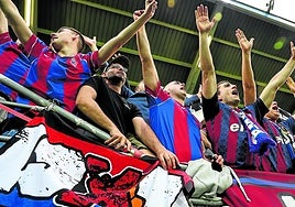 La afición armera no dejó de animar a sus jugadores durante el partido del domingo contra el Oviedo en Ipurua.