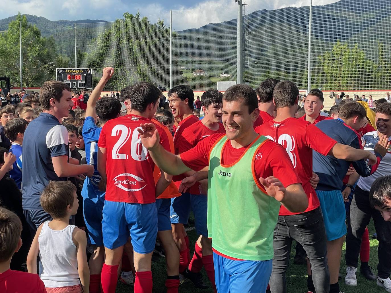 «El ascenso es de todos. Eskerrik Asko»