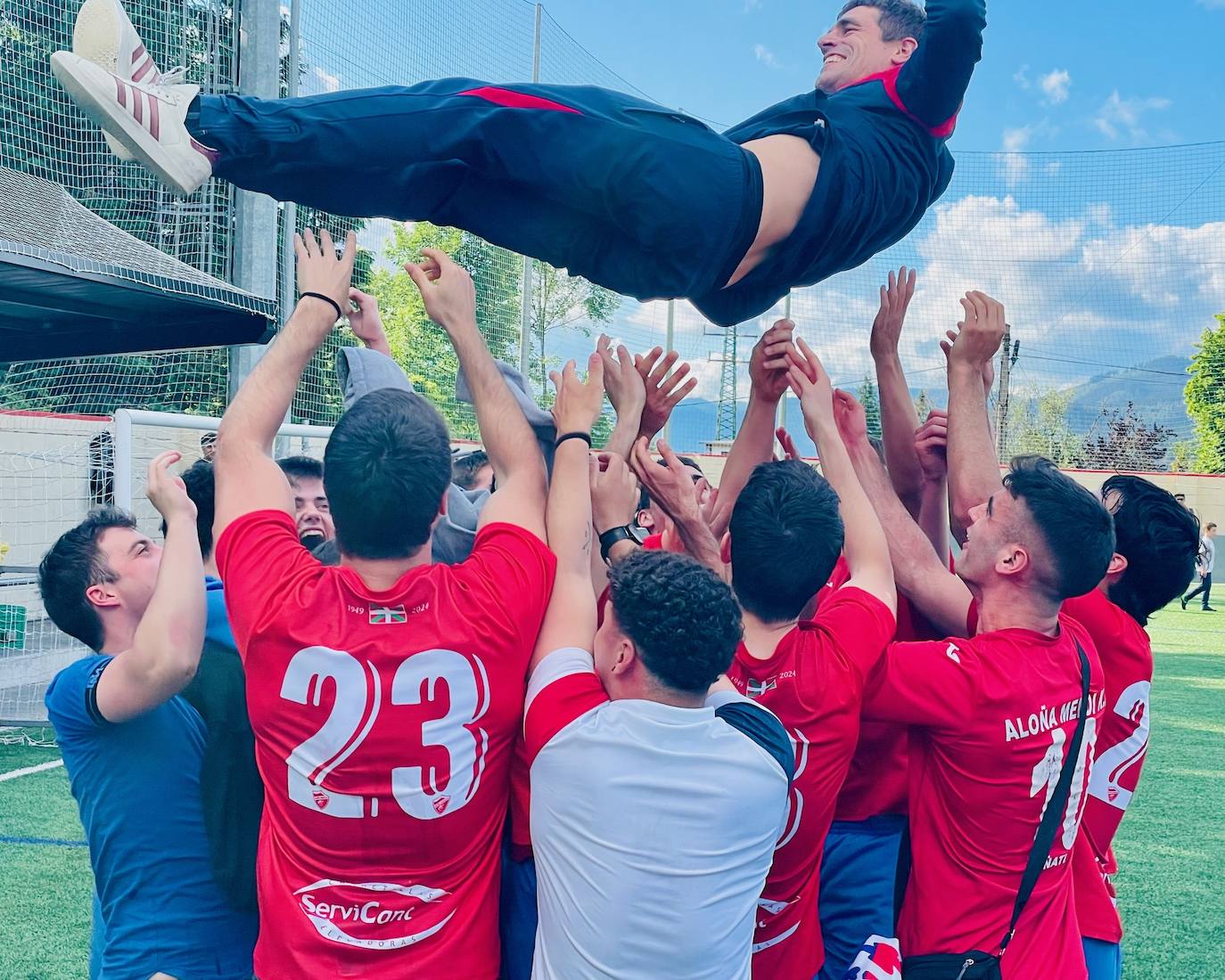 «El ascenso es de todos. Eskerrik Asko»