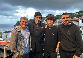 Axular Arizmendi, del estudio de grabación AME (izquierda) posa con Till Lindemann y dos de los músicos del grupo local Obego.