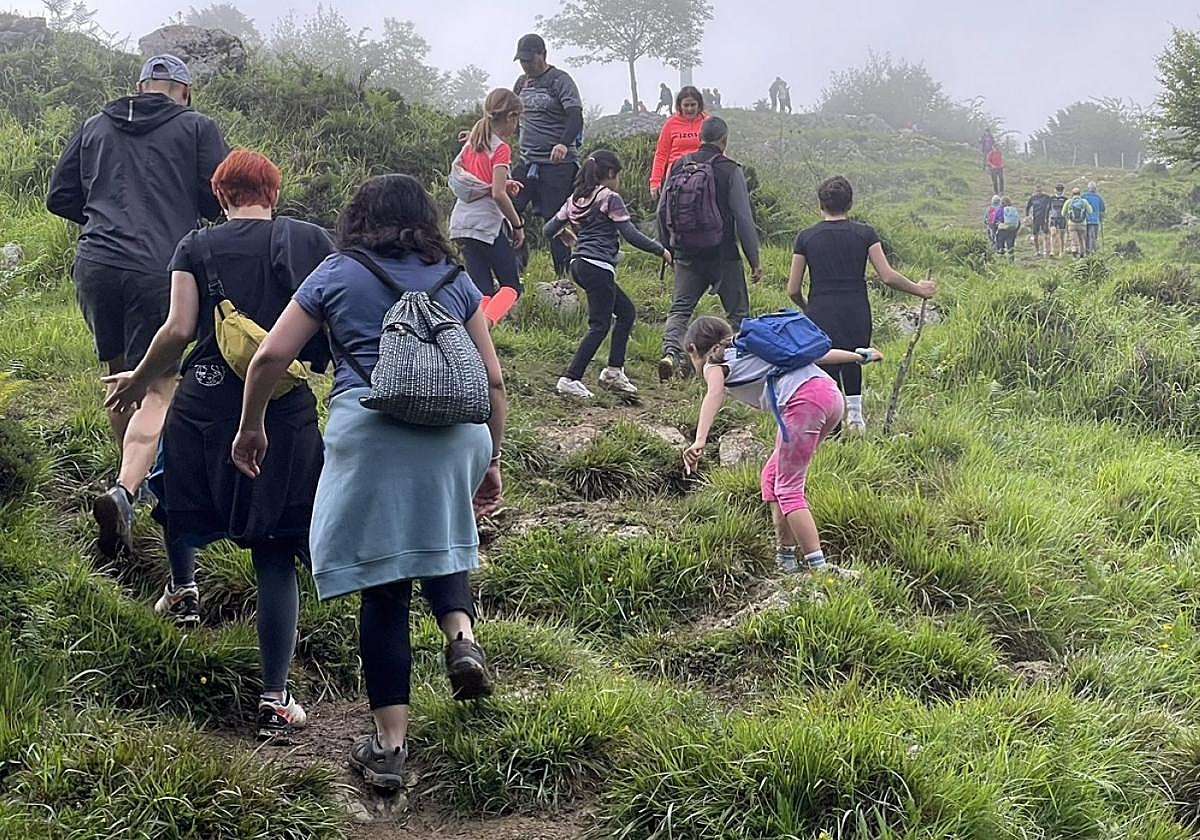 Gurutzera bidean, kontu handiz, lokatza asko eta irristatzeko arriskua nabarmena baitzen.
