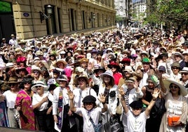 La calle Manterola se llenó de participantes del Paseo con Sombrero. Excelente ambiente, premios, música, baile y pinxos para todos con la colaboración de los bares de la zona.