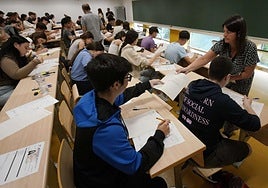 Exámenes. Una profesora reparte las pruebasde Selectividad en el campus de la UPV/EHUde San Sebastián el año pasado.
