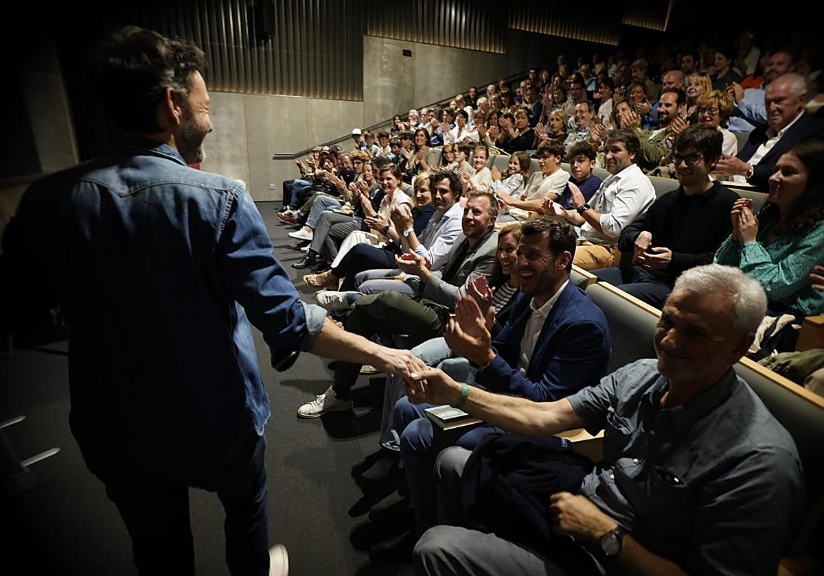 Iñigo Argomániz, promotor de La Orejade Van Gogh desde sus inicios, saluda a Pablo Benegas antes de la presentación de su libro en el Aula DV.