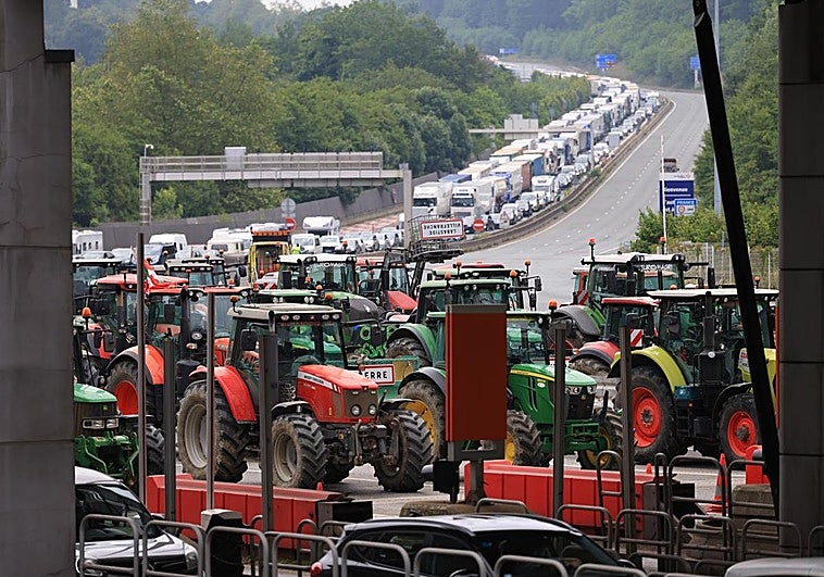 Cientos de tractores llegados desde diferentes puntos del Estado y de Francia bloquean la frontera en Biriatou desde ayer a las diez de la mañana.