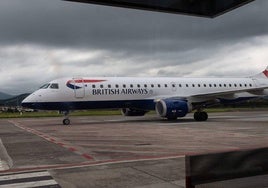 Un avión de British Airways, en el aeropuerto de San Sebastián.