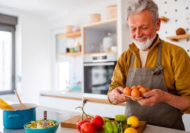 Las personas mayores deben llevar a cabo una alimentación variada