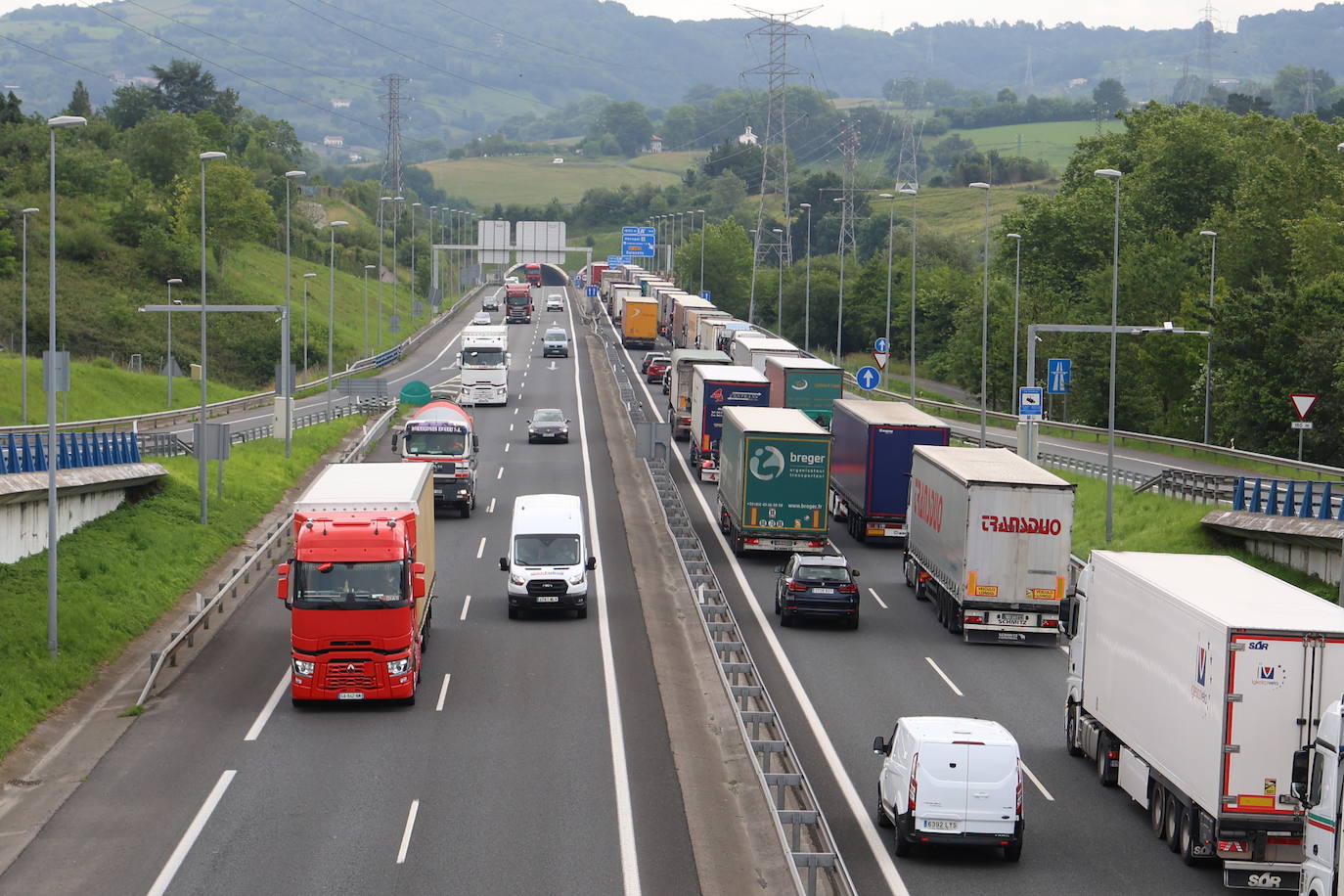 Camiones parados este martes en la A-15.