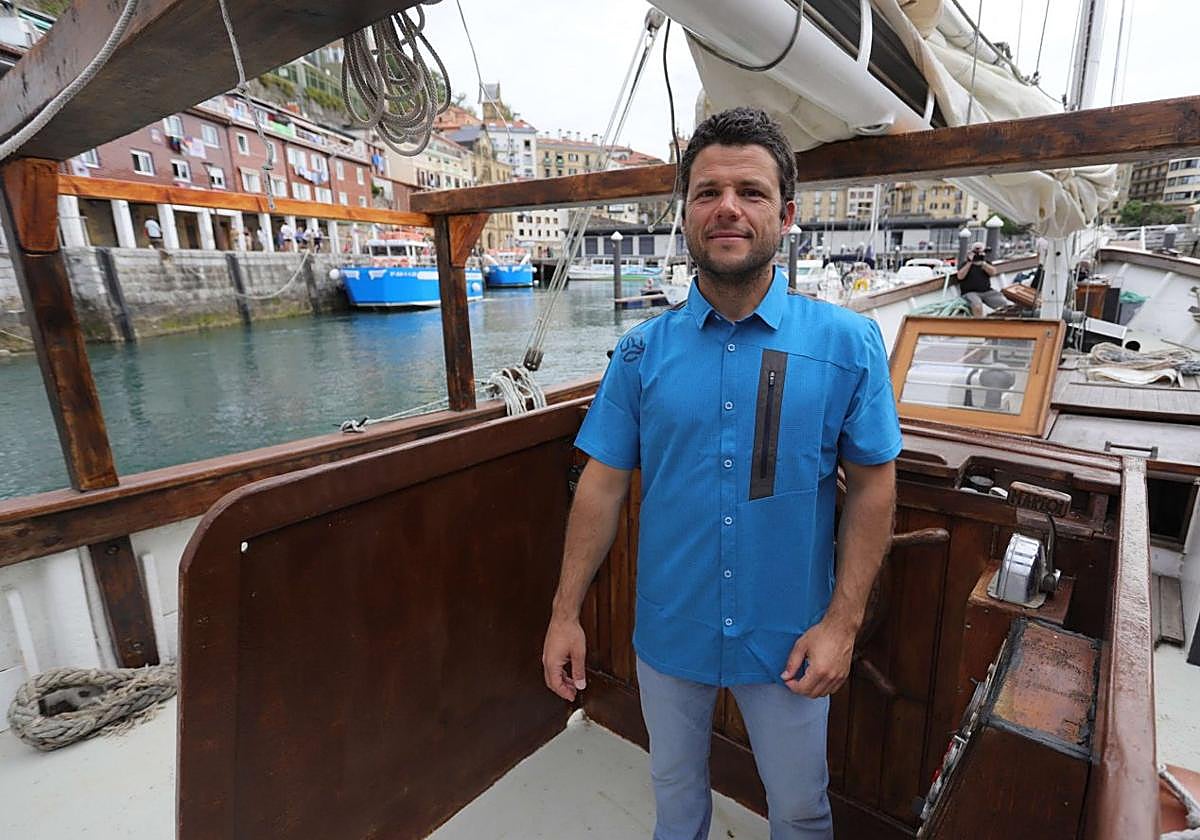 Nacho Dean, en el barco con el que partió de Donostia en su última expedición.