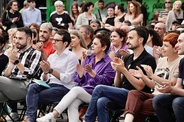 Otxandiano y Aizpurua, en el centro de la imagen, ayer en Barakaldo.