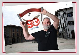 Joxe Angel Sarasola Asteasuko plazan.