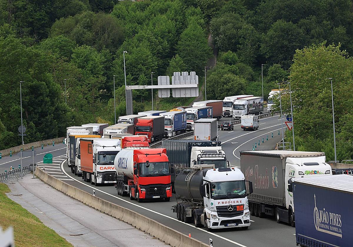 Colas de camiones en dirección a la muga este martes tras finalizar la protesta de los agricultores.