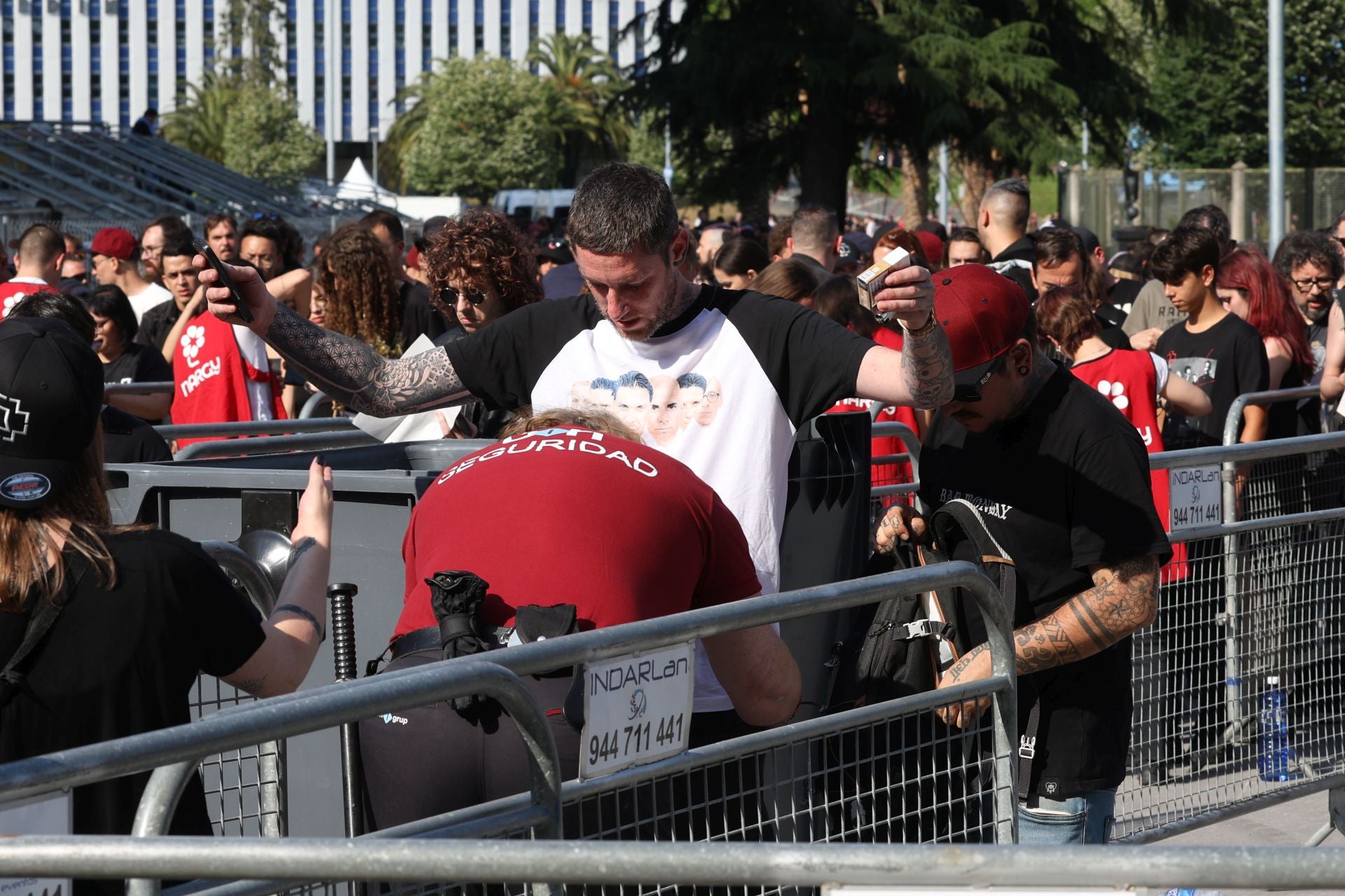 Calor, cacheos y mucha cerveza. Así ha sido la entrada de los 37.000 fans