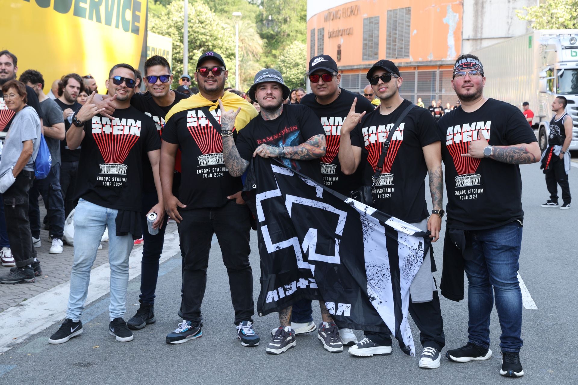 Calor, cacheos y mucha cerveza. Así ha sido la entrada de los 37.000 fans