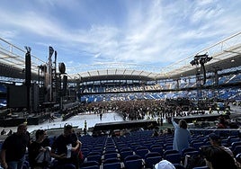 Seguidores de Rammstein que ya han conseguido entrar en el Estadio de Anoeta.