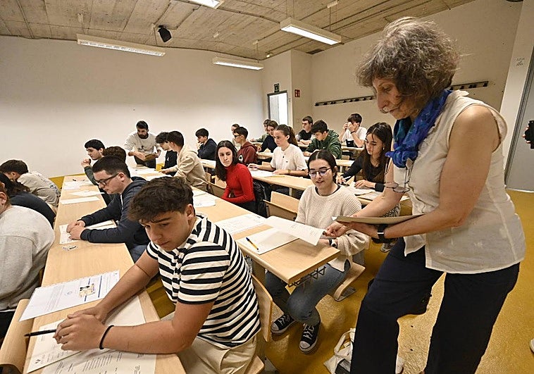 Una profesora reparte esta mañana los exámenes de la EBAU.