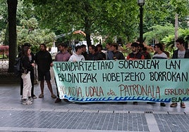 Manifestación de los socorristas frente a la Diputación General de Gipuzkoa en Donostia