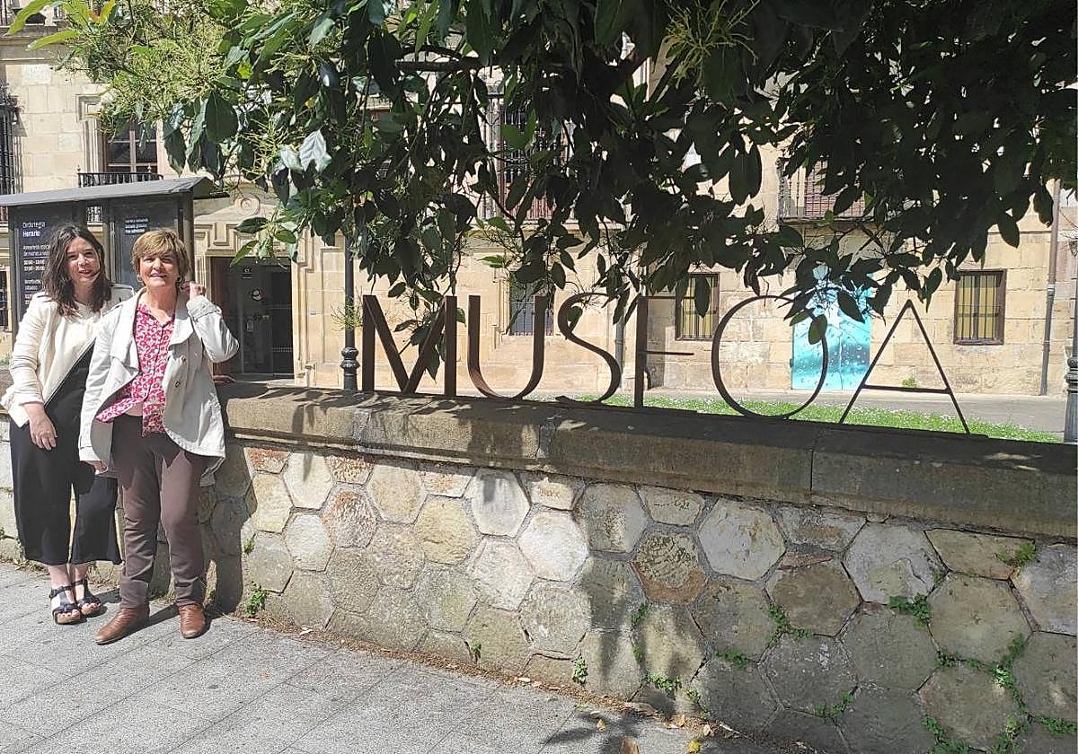 Paule Sanchez Durangoko euskara zinegotzia eta Nerea Mujika Gerediaga elkarteko presidentea.